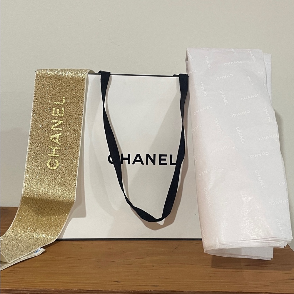 🌼 Chanel Gift Bag with elastic ribbon and two sheets of Chanel tissue